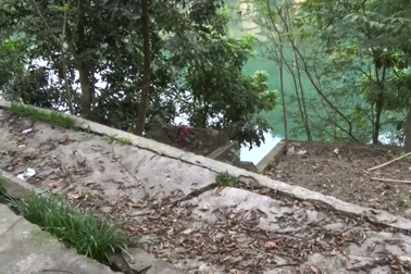 Sống chơi vơi bên miệng thủy thần!