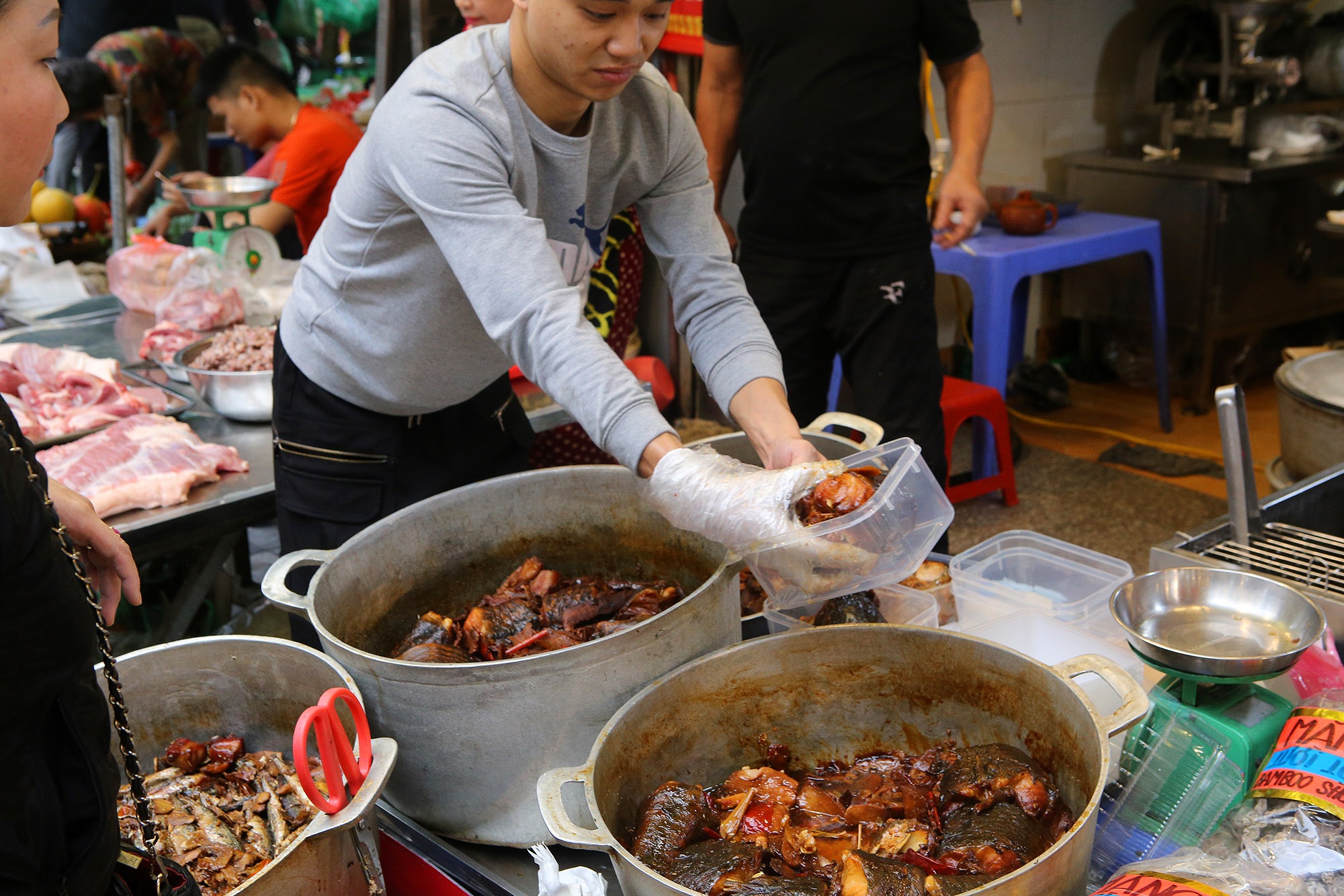 Người Hà Nội chen chân trong phiên chợ cuối cùng của năm - 7