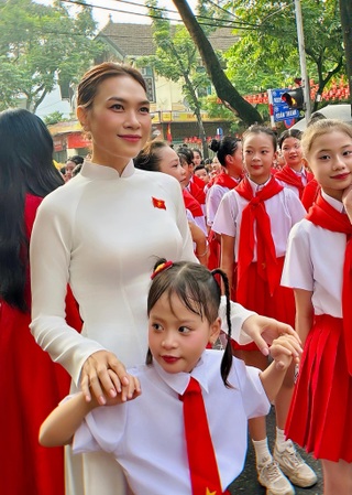 Mỹ Tâm tuổi 44: Nhan sắc trẻ trung, cuộc sống bình dị ở nhà vườn nghìn m2 - 2