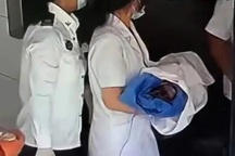 Người phụ nữ đến bệnh viện vì đau bụng, bất ngờ sinh một bé trai 2,5kg