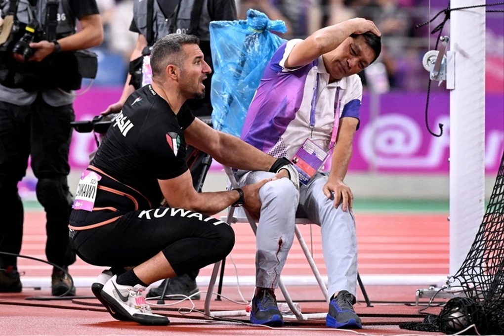 Sự cố nghiêm trọng ở Asiad 19: Trọng tài gãy chân vì bị tạ ném trúng - 1 Sự cố nghiêm trọng ở Asiad 19: Trọng tài gãy chân vì bị tạ ném trúng - 1