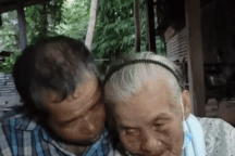 Đám cưới bình dị của cụ ông 72 tuổi với cụ bà 83 tuổi sau 10 ngày quen