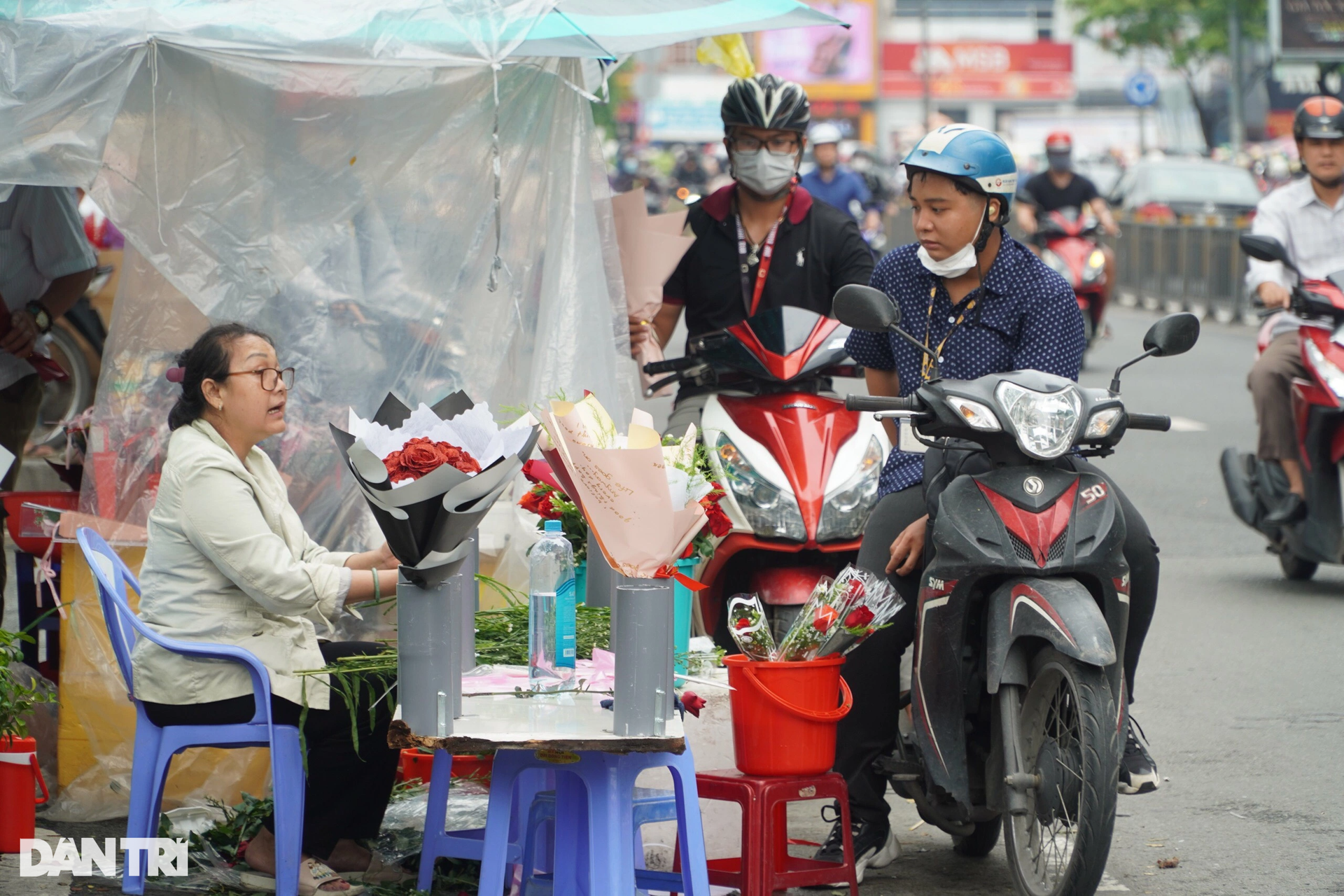 Đường phố TPHCM tràn ngập hoa, quà lưu niệm trong ngày Phụ nữ Việt Nam - 9 Đường phố TPHCM tràn ngập hoa, quà lưu niệm trong ngày Phụ nữ Việt Nam - 9