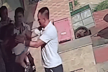 Người đàn ông bị đấm gục khi đang bế cháu gái tại sảnh quán karaoke