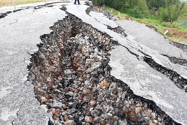 Đường nối 2 khu di tích nứt gãy kinh hoàng