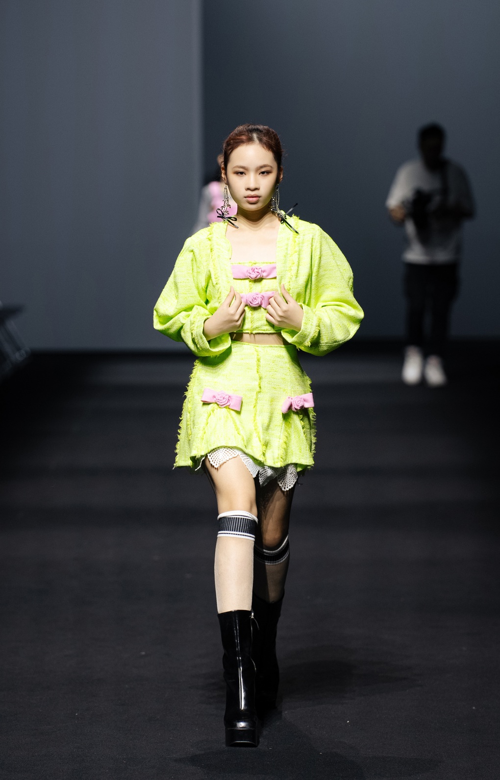 Bảo Hà khoe chân dài, Kelly Ngọc Anh catwalk trên giày cao 15cm tại Seoul - 5 Bảo Hà khoe chân dài, Kelly Ngọc Anh catwalk trên giày cao 15cm tại Seoul - 5