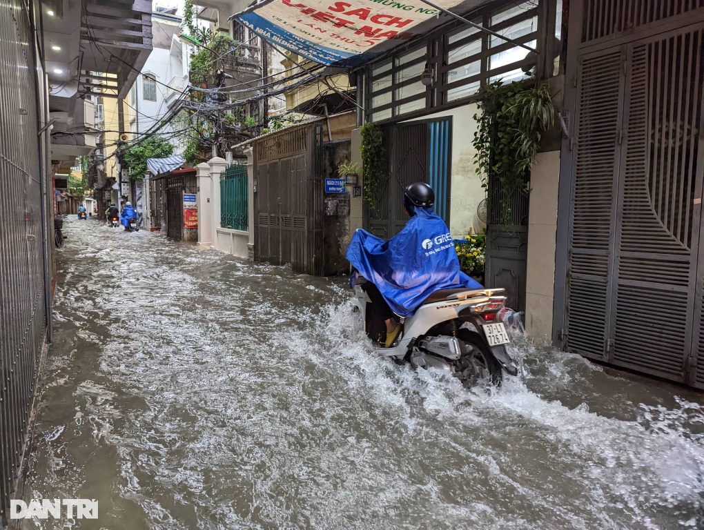 Đường phố Hà Nội thành sông sau trận mưa suốt đêm - 4 Đường phố Hà Nội thành sông sau trận mưa suốt đêm - 4