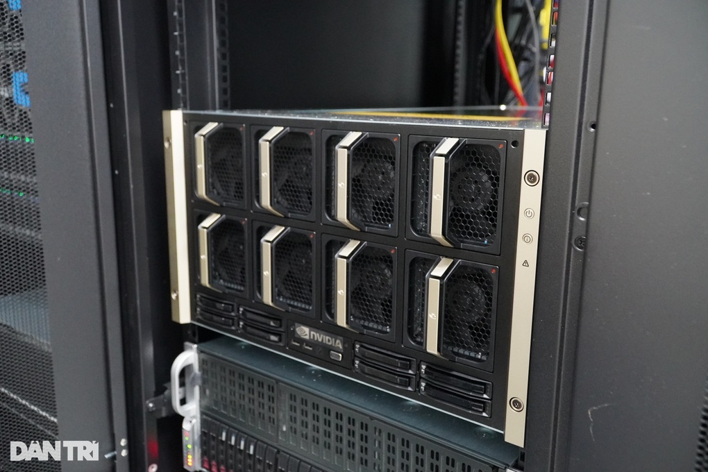 Siêu máy chủ AI có giá 10 tỷ đồng, lần đầu tiên có tại đại học Việt Nam - 3 Siêu máy chủ AI có giá 10 tỷ đồng, lần đầu tiên có tại đại học Việt Nam - 3