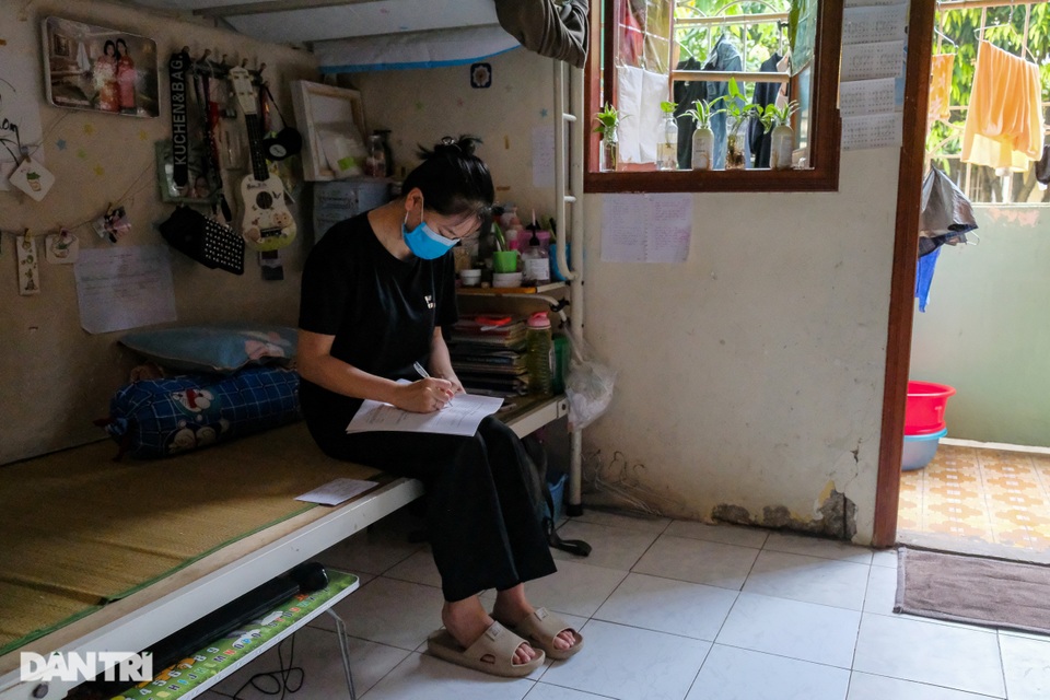 Cử tri trẻ Hà Nội bỡ ngỡ, tự hào trong lần đầu đi bỏ phiếu - 1 Cử tri trẻ Hà Nội bỡ ngỡ, tự hào trong lần đầu đi bỏ phiếu - 1