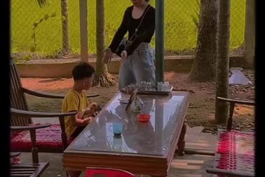 Nữ lao động tại Nhật khóc nấc khi gặp lại con trai 7 tuổi