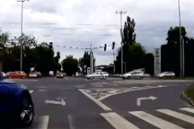 Vượt ẩu, Audi tan đầu vì húc vào tàu điện