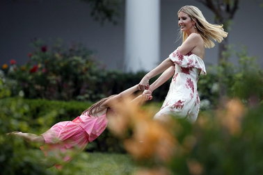 Gia đình ông Trump chơi hết mình trong bữa tiệc ngoài trời tại Nhà Trắng