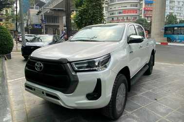 Toyota Hilux về đại lý, hơn 850 triệu đồng vẫn ghế nỉ, điều hòa chỉnh cơ
