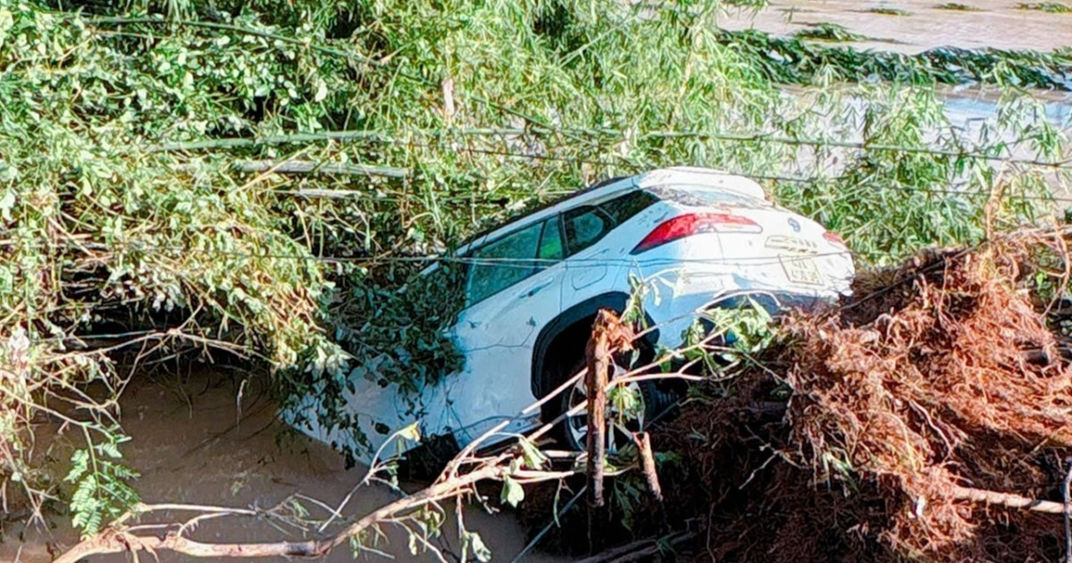 Lũ lớn cuốn trôi ô tô chở 2 người ở Đắk Lắk