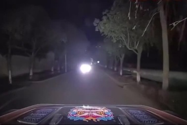 Phản ứng của tài xế khi gặp xe đối diện bật đèn pha khiến cộng đồng hả hê