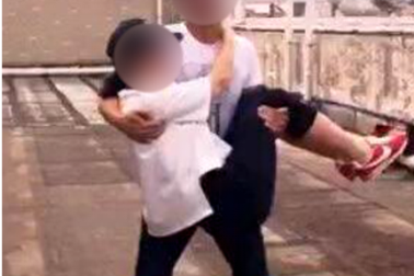 Gãy xương cánh tay, trật khớp khuỷu tay vì bế... bạn gái