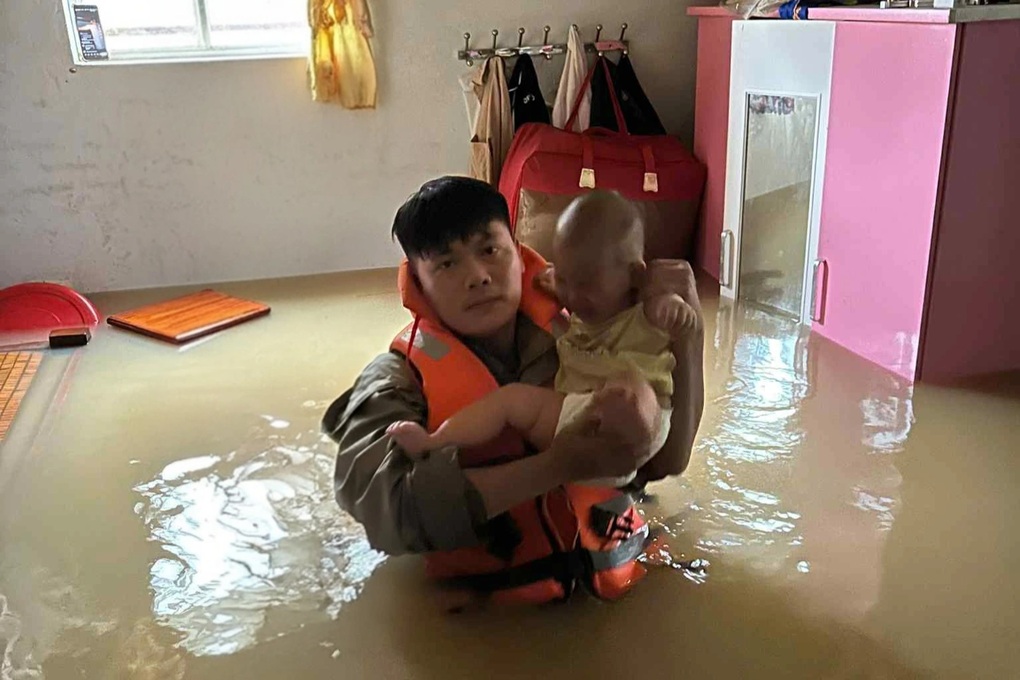 Người dân leo lên mái nhà tránh lũ ở Nghệ An - 3 Người dân leo lên mái nhà tránh lũ ở Nghệ An - 3