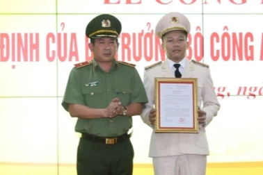 Thiếu tướng Đinh Văn Nơi trao quyết định bổ nhiệm lãnh đạo công an tỉnh