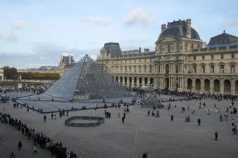 Sau vụ trộm trang sức, bảo tàng đông khách nhất thế giới lại bị dột nước