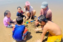 Người mẹ khoe cả nhà "tái sinh" sau khi cô giáo ngừng dạy thêm, học thêm