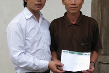 Gia đình cháu bé não úng thủy nhận quà Tết Nhân ái   