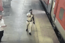 Dân mạng "thót tim" xem cảnh nhân viên đường sắt cứu sống nữ hành khách