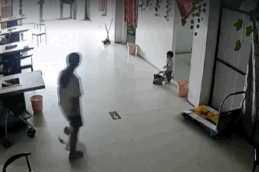 Bé gái 11 tuổi phản xạ cực nhanh, cứu em gái khỏi chiếc xe mất lái