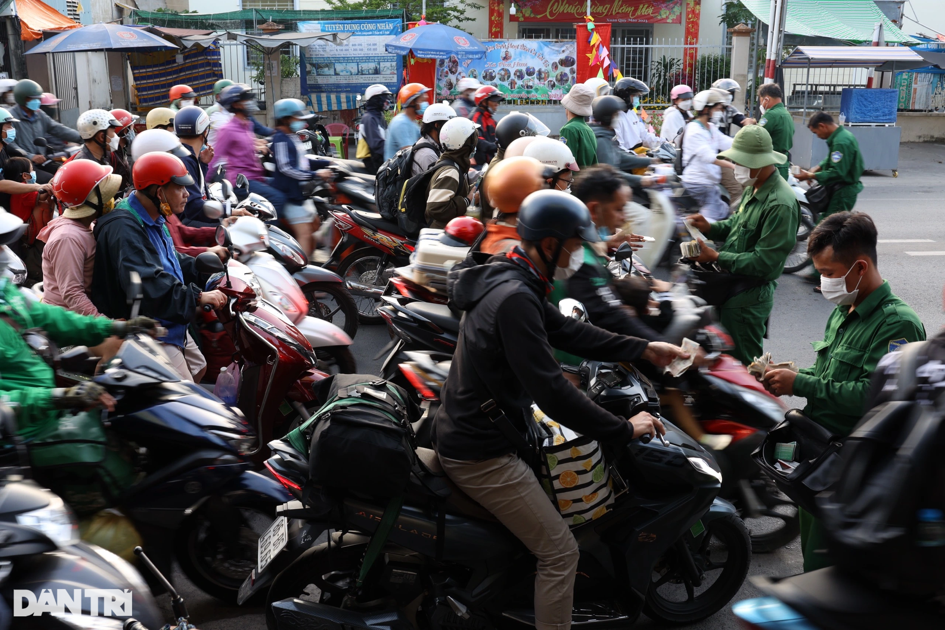 Cửa ngõ TPHCM kẹt cứng khi người dân ùn ùn trở lại sau Tết - 6 Cửa ngõ TPHCM kẹt cứng khi người dân ùn ùn trở lại sau Tết - 6