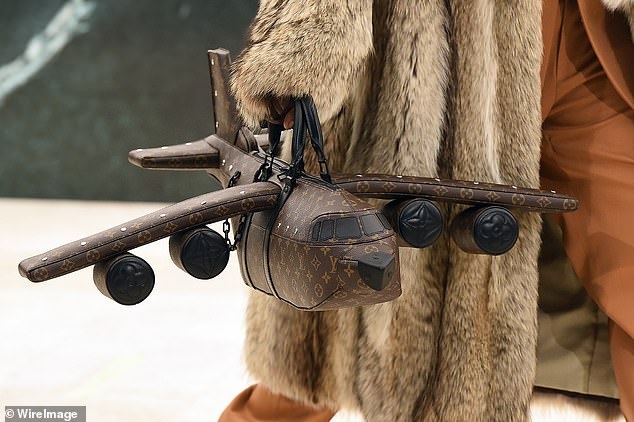 Kỳ lạ những chiếc áo khoác 3D to sù sụ khắc họa công trình kiến trúc - 6 Kỳ lạ những chiếc áo khoác 3D to sù sụ khắc họa công trình kiến trúc - 6