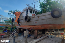 Nhọc nhằn nghề "chữa bệnh" cho tàu