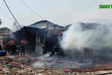 Cháy xưởng gỗ, nhiều người hoảng loạn tháo chạy