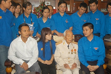 Thanh niên Thủ đô tình nguyện phục vụ đồng bào thăm viếng Đại tướng