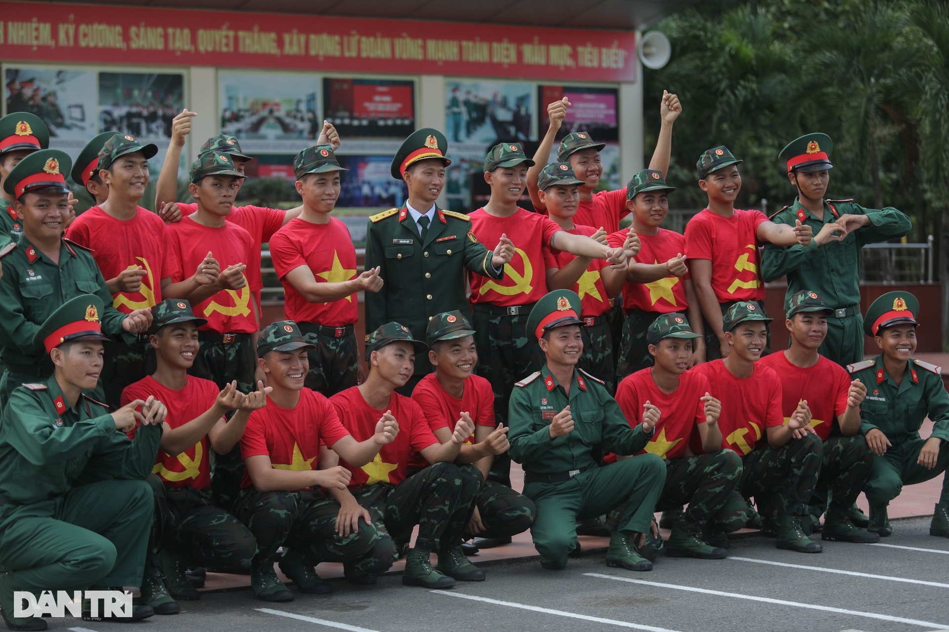 Hai anh em sinh đôi cùng tuyên thệ chiến sĩ mới dưới Quân kỳ Quyết thắng - 12 Hai anh em sinh đôi cùng tuyên thệ chiến sĩ mới dưới Quân kỳ Quyết thắng - 12