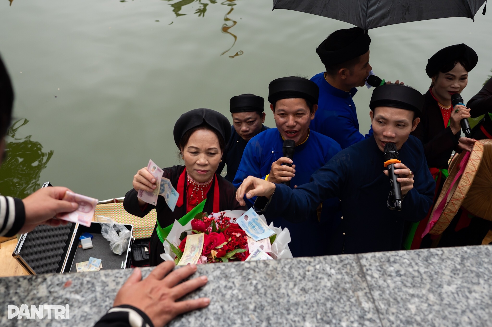 Lakonan semula nyanyian Quan Ho untuk menerima wang bertuah di festival Lim - 8 Tái diễn cảnh hát quan họ nhận tiền lì xì ở hội Lim - 8