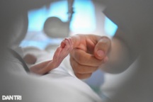 Hà Nội: Nghẹn lòng nghị lực sống của bé sinh non bị mẹ bỏ rơi tại bệnh viện