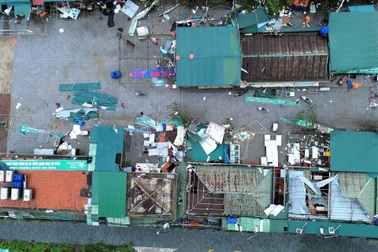 Bố ngã tử vong khi giúp gia đình con trai lợp lại mái nhà sau bão Kajiki