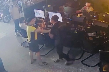 Khách chơi game la lớn nên bị đánh, nhân viên vào can bị đâm trọng thương