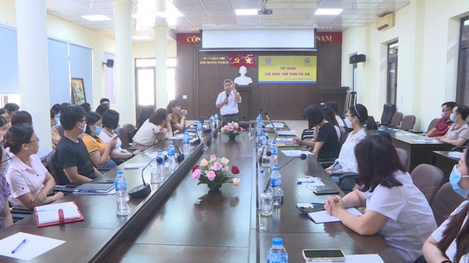 Gần 100 học viên tham gia tập huấn nâng cao năng lực chăm sóc sức khỏe tâm thần trẻ em.