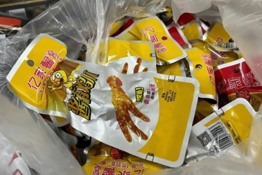 Tịch thu hàng nghìn sản phẩm thực phẩm nhập lậu nghi bán cho trẻ em