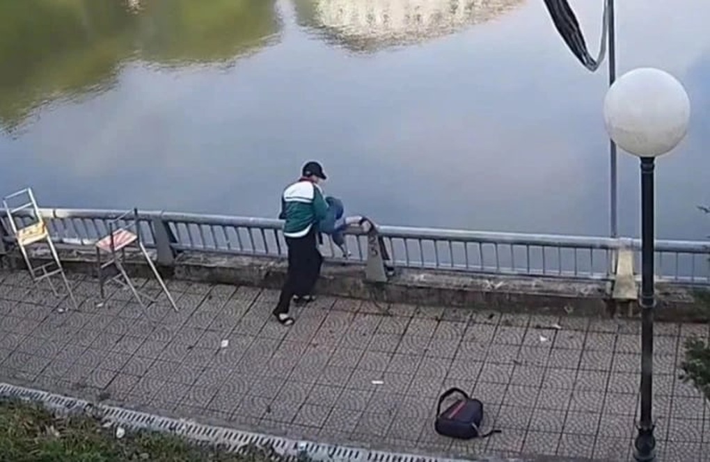 Nam sinh lớp 8 hành hung rồi hất bạn xuống hồ nước - 1 Nam sinh lớp 8 hành hung rồi hất bạn xuống hồ nước - 1