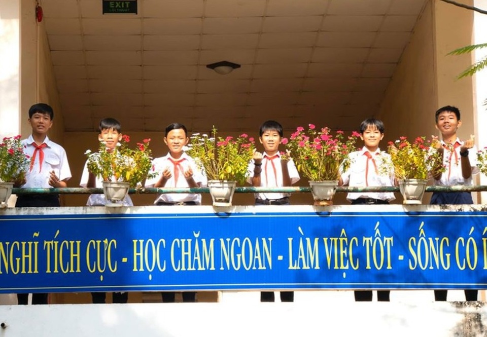 Nhặt được cọc tiền lớn, nhóm nam sinh nhờ công an tìm người đánh rơi - 1 Nhặt được cọc tiền lớn, nhóm nam sinh nhờ công an tìm người đánh rơi - 1