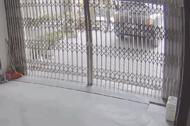 Quên phanh tay, tài xế bị chính xe mình đè bẹp