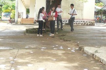 Thí sinh vô tư mang “phao” thi