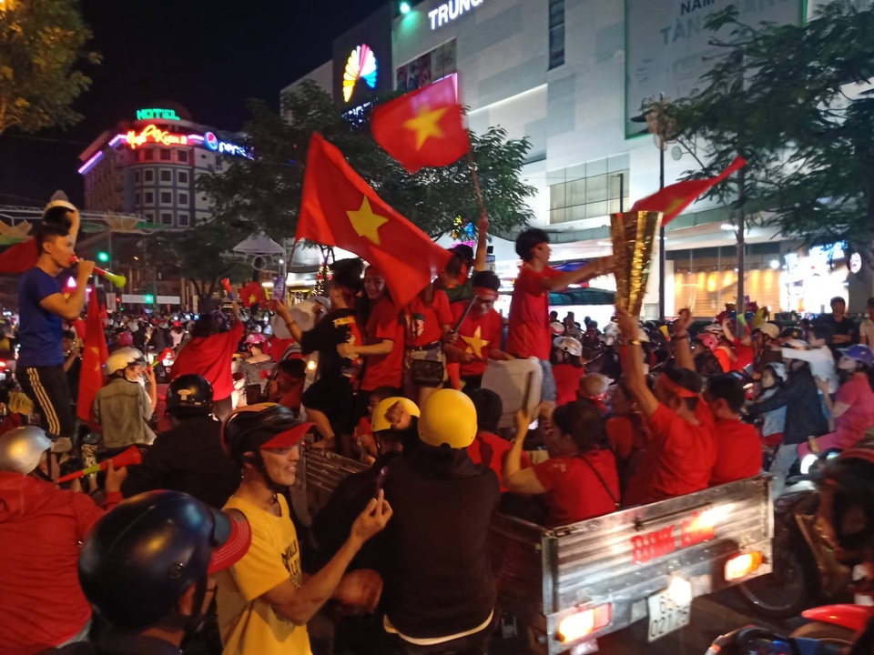 Hàng vạn người hâm mộ xuống đường mừng U22 Việt Nam vô địch SEA Games - 27 Hàng vạn người hâm mộ xuống đường mừng U22 Việt Nam vô địch SEA Games - 27