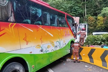 Xe chở đoàn du khách Việt Nam đâm vào 2 ô tô khi xuống dốc ở Malaysia