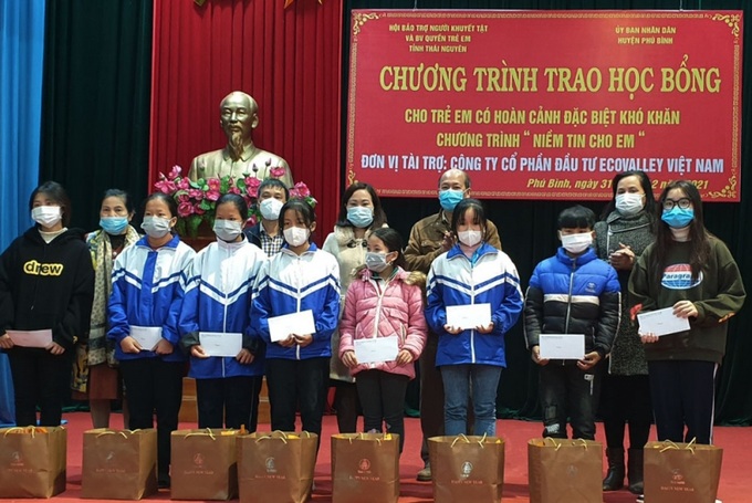 Lãnh đạo Công ty CP Thương mại Thái Hưng, Hội Bảo trợ người khuyết tật và bảo vệ quyền trẻ em tỉnh và huyện Phú Bình trao quà cho các em học sinh có hoàn cảnh đặc biệt khó khăn