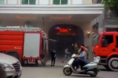 Hà Nội: Xe ô tô bốc cháy dưới tầng hầm Tràng Tiền Plaza