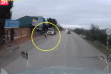 Suýt mất mạng dưới gầm xe container vì sang đường kiểu tự sát