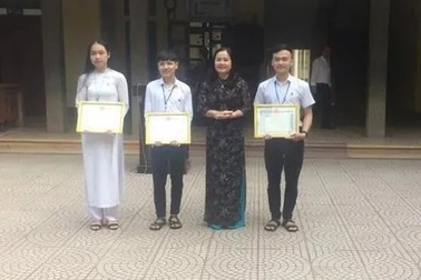 Tuyên dương 3 học sinh nhặt được của rơi, trả lại người mất