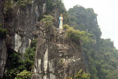 Tháo dỡ bức tượng dựng trái phép ở Phong Nha - Kẻ Bàng